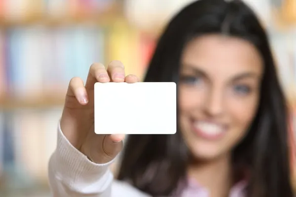 Sorridente jovem do sexo feminino mostrando um cartão de visita - espaço de cópia . — Fotografia de Stock