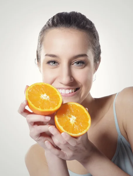Foto de belleza de una mujer joven con la mitad naranja sobre fondo blanco — Foto de Stock