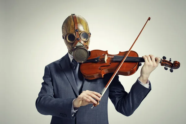 Podnikatel s plynovou masku, hraje na housle — Stock fotografie