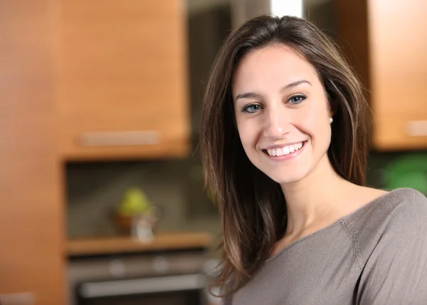 Portrait of young woman in kitchen — Stock Photo, Image