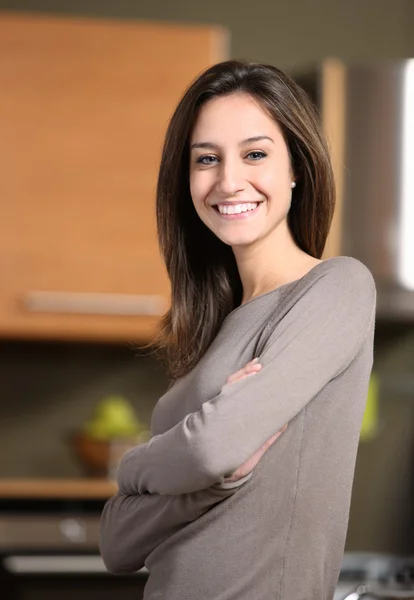 Portret van een jonge vrouw in keuken — Stockfoto