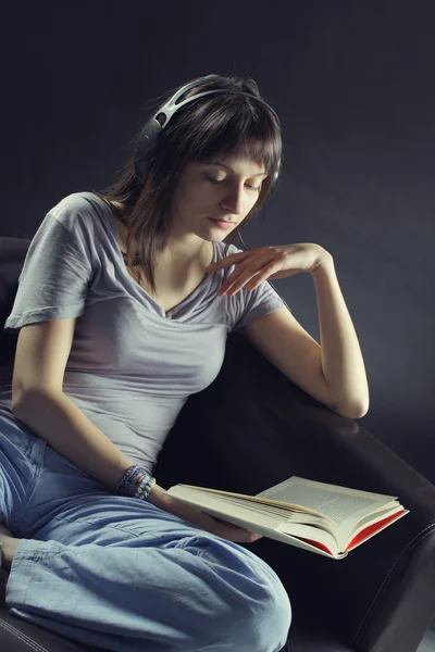 Χαλαρή νεαρή γυναίκα ακούγοντας μουσική — Φωτογραφία Αρχείου