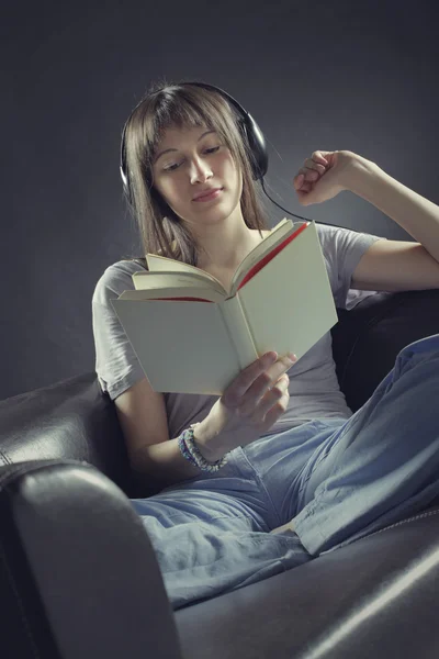 Расслабленная молодая женщина слушает музыку — стоковое фото
