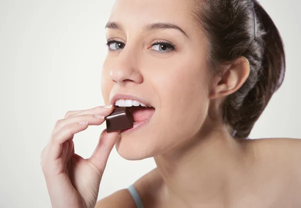 Çikolata yiyen kadın — Stok fotoğraf