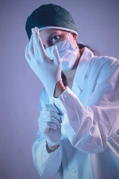 El médico se prepara para un procedimiento médico . — Foto de Stock