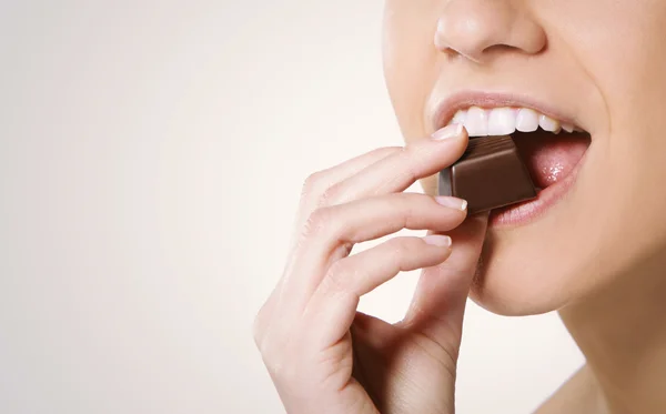 Kvinna äter choklad — Stockfoto