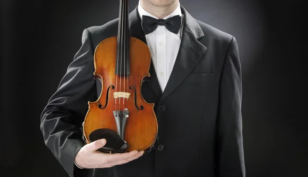 Um violinista elegante com seu violino — Fotografia de Stock
