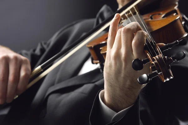 Skrzypek: muzyk grający skrzypce na ciemnym tle — Zdjęcie stockowe