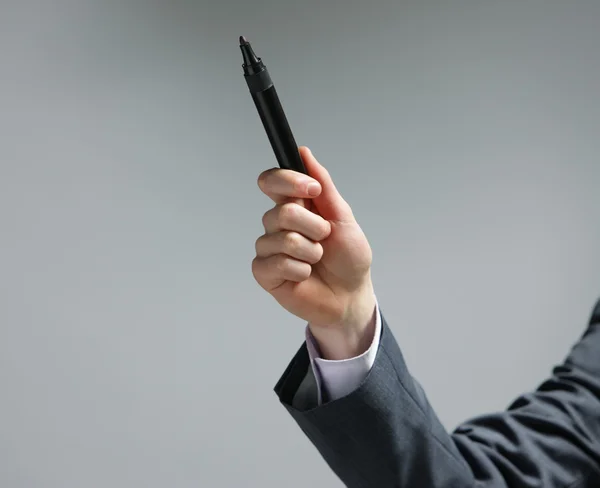 Uomo d'affari che punta con una penna — Foto Stock