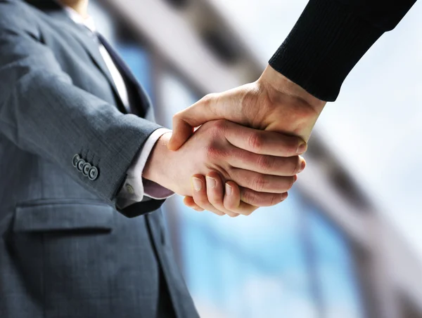 Dois homens de negócios apertando as mãos. — Fotografia de Stock