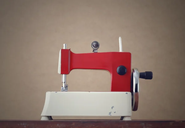 Антикварная швейная машина — стоковое фото