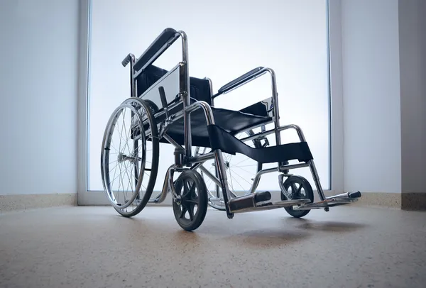 Пустое инвалидное кресло — стоковое фото