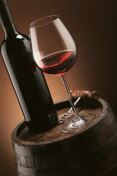 Červené víno, láhve a sklo — Stock fotografie