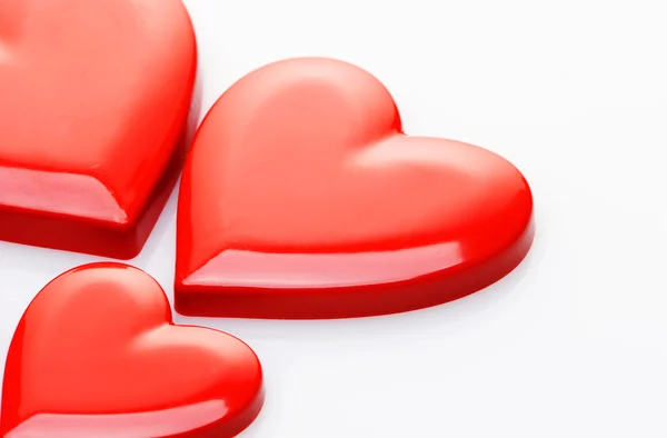 Rote Herzen auf weißem Hintergrund — Stockfoto