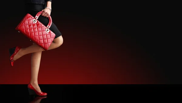 Femme jambes sexy avec sac à main. Shopping et affaires — Photo