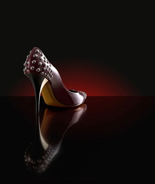 Sapatos de mulher no fundo escuro — Fotografia de Stock