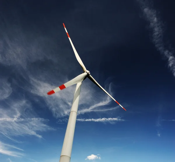 Turbinas eólicas contra um céu azul — Fotografia de Stock