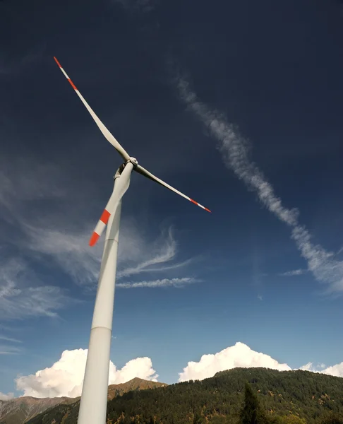 Turbinas eólicas no campo — Fotografia de Stock