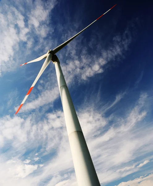 Mavi bir gökyüzü Rüzgar türbinleri — Stok fotoğraf