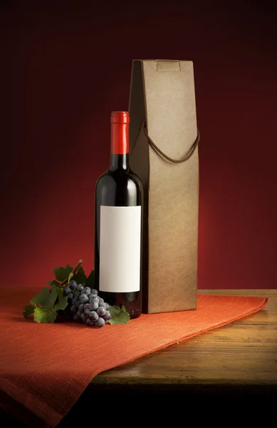 En flaska rött vin med en tom etikett — Stockfoto