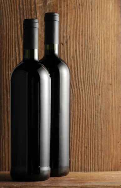 Due bottiglie di vino bianco su fondo di legno — Foto Stock