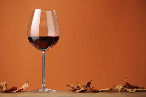 Bir bardak kırmızı şarap bir raf ahşap — Stok fotoğraf