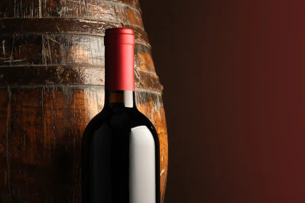 Kırmızı şarap şişesi — Stok fotoğraf