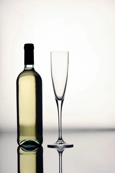 Пляшка вина і склянка — стокове фото