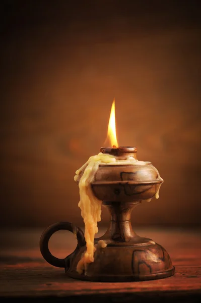 木制桌子上的老蜡烛 — 图库照片