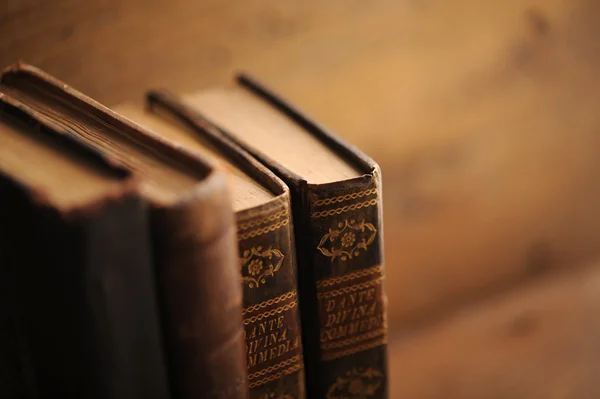 Старые книги крупным планом — стоковое фото