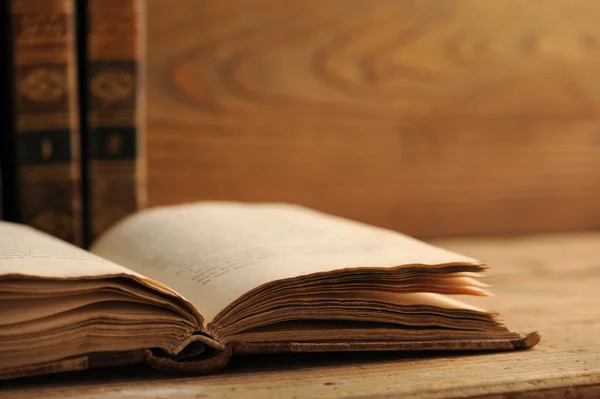 Oud boek open op een houten tafel — Stockfoto