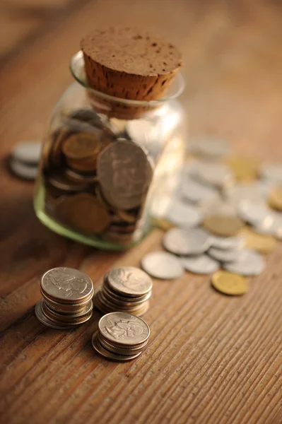 Oude munten op de houten tafel, ondiep dof — Stockfoto