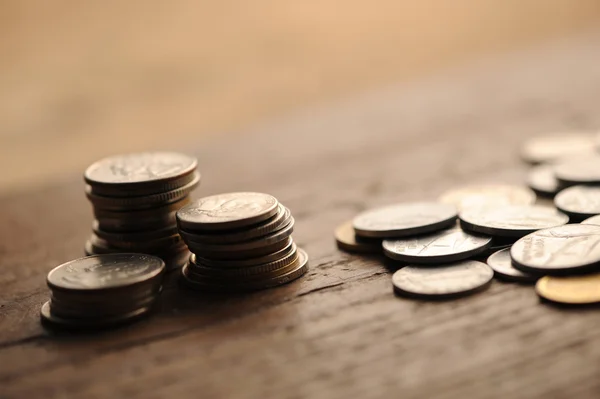 Staré mince na dřevěný stůl, mělké dof — Stock fotografie