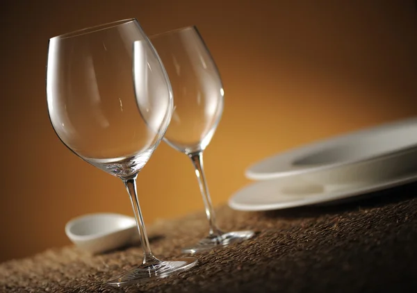 Middag plats miljö med tallrikar, glas och bestick grunt gör — Stockfoto