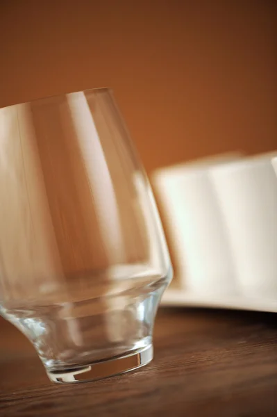 Glas auf dem Tisch, Nahaufnahme, flache Dose — Stockfoto
