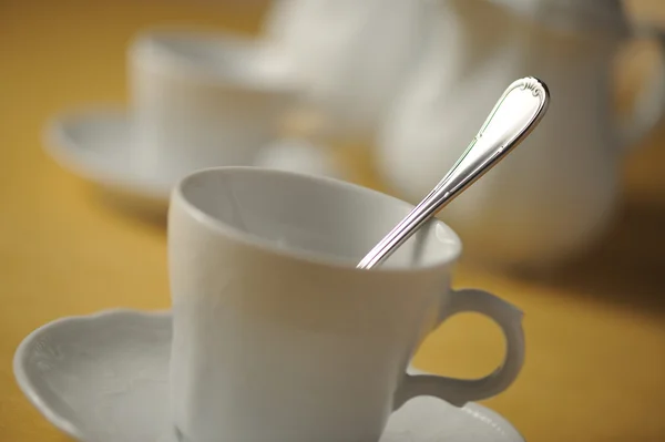 Tasse Tee auf dem Tisch, Nahaufnahme, flache Dose — Stockfoto