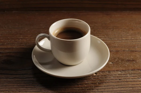 Taza de café en la mesa de madera —  Fotos de Stock