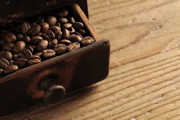 Detailní záběr na kávová zrna, mělké dof — Stock fotografie