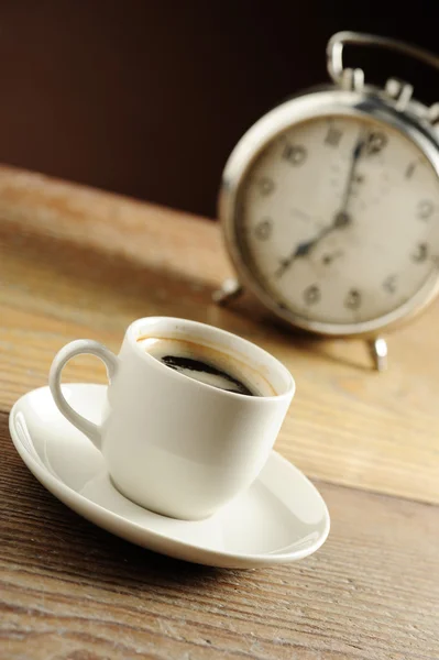 Väckarklocka och kaffekopp — Stockfoto