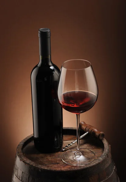 Rött vin, flaska och glas — Stockfoto