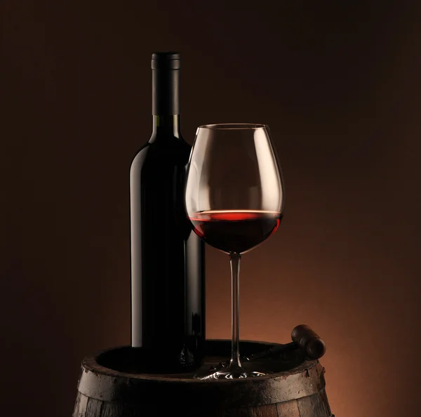 Червоне вино, пляшка та келих — стокове фото