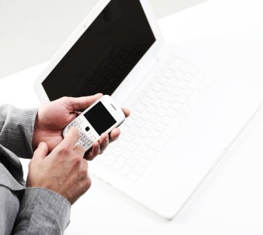 Businesman'ın el bir akıllı telefon ile Üstten Görünüm