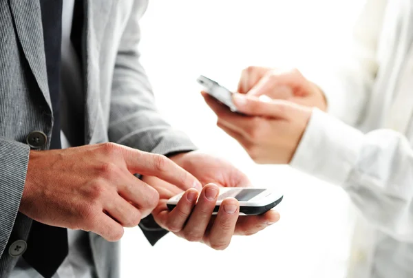 Mensaje de texto de los empresarios en sus teléfonos móviles —  Fotos de Stock