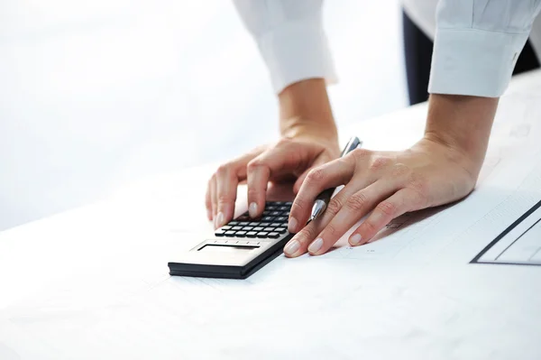 Kobieta w ręce z kalkulatorem — Zdjęcie stockowe