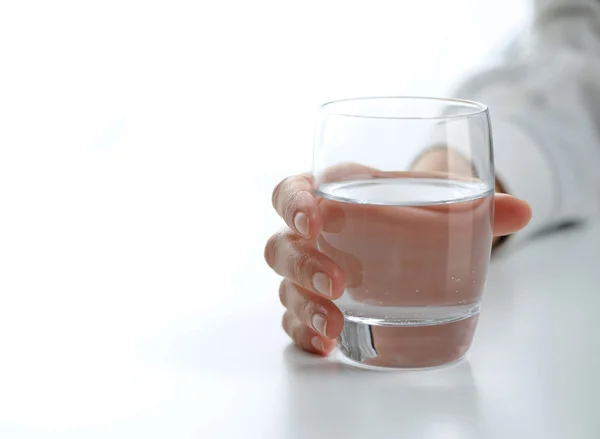 Женская рука со стаканом воды — стоковое фото