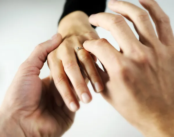 Man een ring met een briljant zetten een vrouwelijke hand, liefde conc — Stockfoto