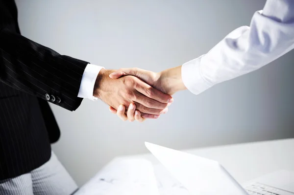 Negocio: Mujer y hombres estrechando la mano en la oficina —  Fotos de Stock