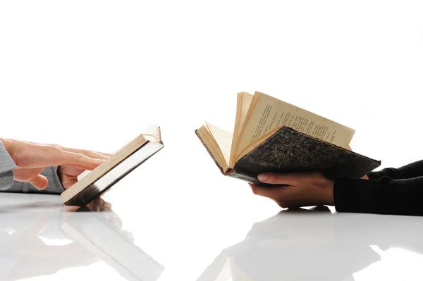 Mann und Frau lesen ein altes Buch — Stockfoto