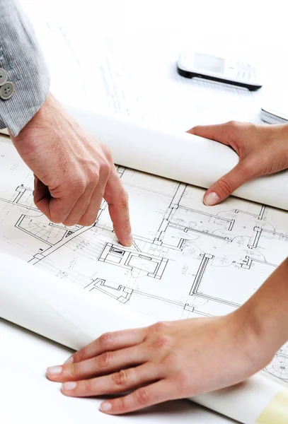 Arkitekten? s händer pekar på blåkopia av nya hus-projektet — Stockfoto