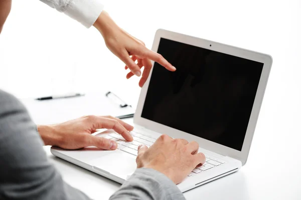 Двоє бізнесменів працюють на ноутбуці — стокове фото